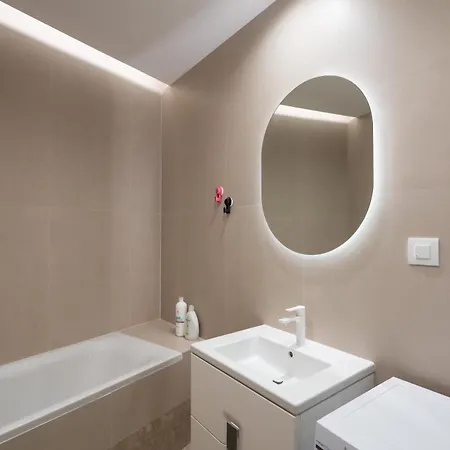 Roots One - Lakeview Escape With Balcony & Parking Apartment