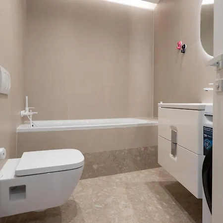 Apartment Roots One - Lakeview Escape With Balcony & Parking