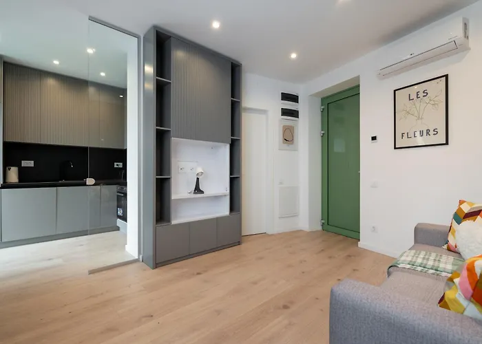 Roots One - Lakeview Escape With Balcony & Parking *