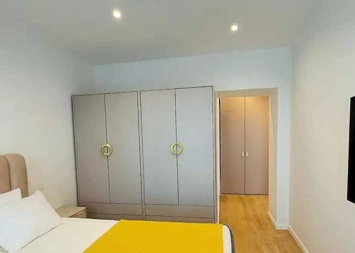 Roots One - Lakeview Escape With Balcony & Parking *