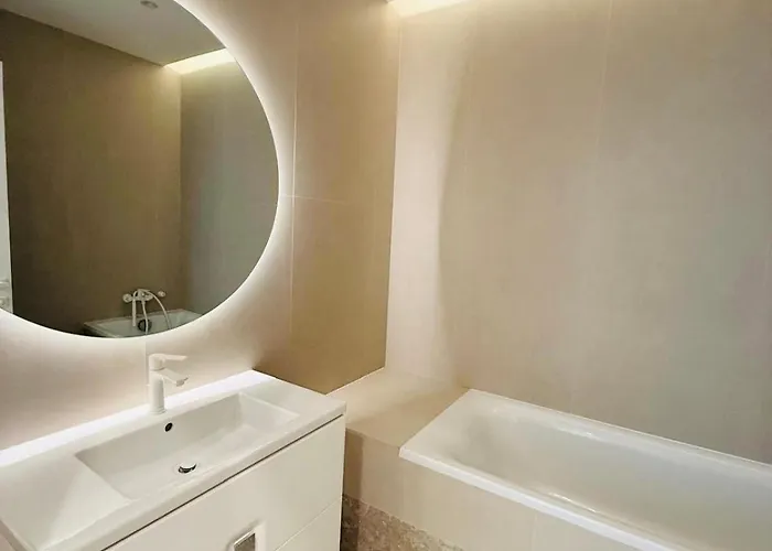 Apartment Roots One - Lakeview Escape With Balcony & Parking Bukarest
