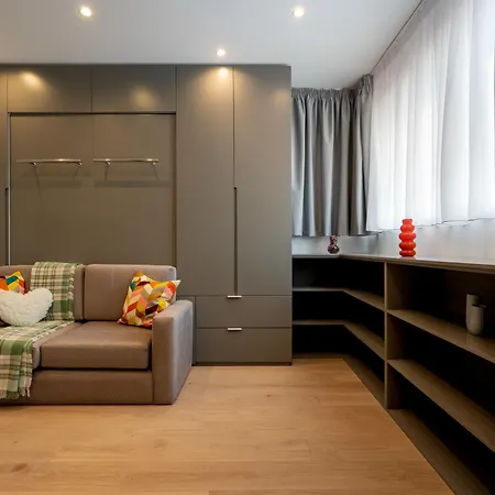 Roots One - Lakeview Escape With Balcony & Parking 公寓 *