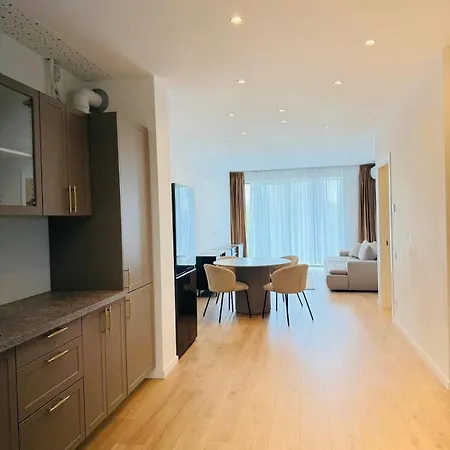 公寓 Roots One - Lakeview Escape With Balcony & Parking *