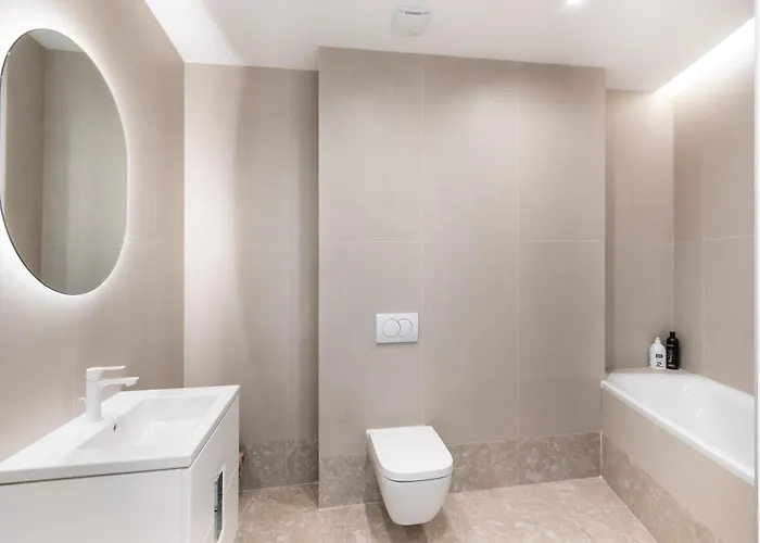 Roots One - Lakeview Escape With Balcony & Parking דירה *