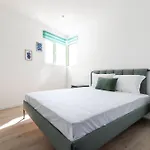 Apartment Roots One - Lakeview Escape With Balcony & Parking