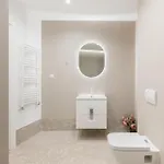 Roots One - Lakeview Escape With Balcony & Parking *