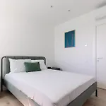Roots One - Lakeview Escape With Balcony & Parking Bucharest