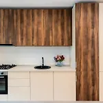 Roots One - Lakeview Escape With Balcony & Parking Bucharest