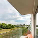 Apartment Roots One - Lakeview Escape With Balcony & Parking *