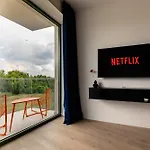 Roots One - Lakeview Escape With Balcony & Parking *