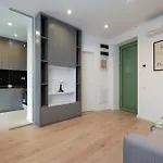 Roots One - Lakeview Escape With Balcony & Parking *
