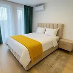 Apartment Roots One - Lakeview Escape With Balcony & Parking