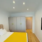 Roots One - Lakeview Escape With Balcony & Parking *