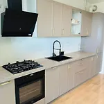 Apartment Roots One - Lakeview Escape With Balcony & Parking *