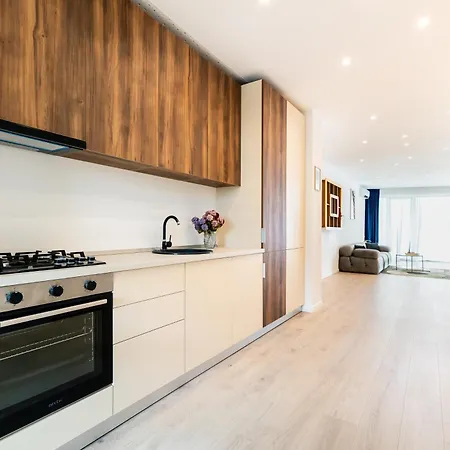 Roots One - Lakeview Escape With Balcony & Parking *