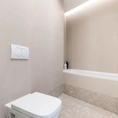 Roots One - Lakeview Escape With Balcony & Parking Apartment