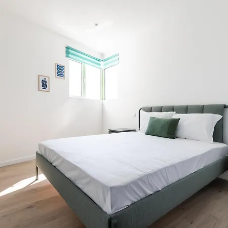 Apartment Roots One - Lakeview Escape With Balcony & Parking