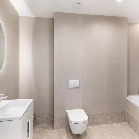 Roots One - Lakeview Escape With Balcony & Parking Apartment *