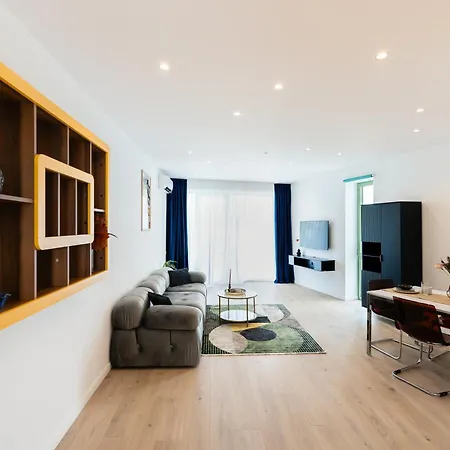 Apartment Roots One - Lakeview Escape With Balcony & Parking