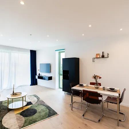 Apartment Roots One - Lakeview Escape With Balcony & Parking Bukarest