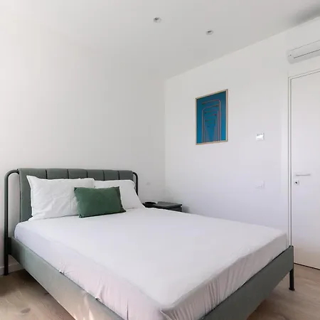 Roots One - Lakeview Escape With Balcony & Parking Bucharest