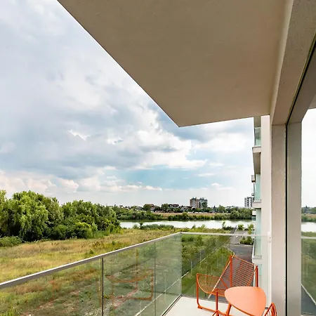 Apartment Roots One - Lakeview Escape With Balcony & Parking *