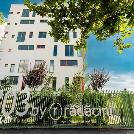 Roots One - Lakeview Escape With Balcony & Parking Apartmán