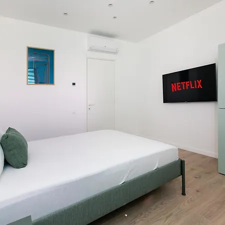 Apartment Roots One - Lakeview Escape With Balcony & Parking *