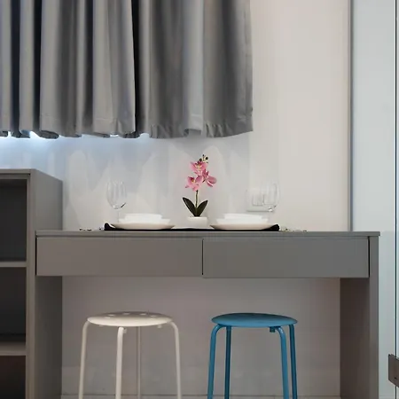 Apartment Roots One - Lakeview Escape With Balcony & Parking