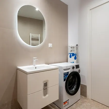 Roots One - Lakeview Escape With Balcony & Parking Bucharest