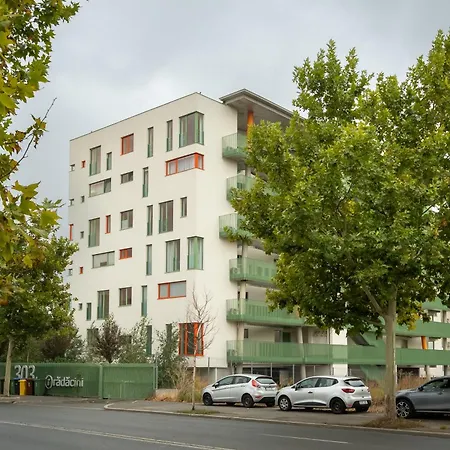 Lägenhet Roots One - Lakeview Escape With Balcony & Parking *