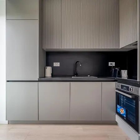 Roots One - Lakeview Escape With Balcony & Parking