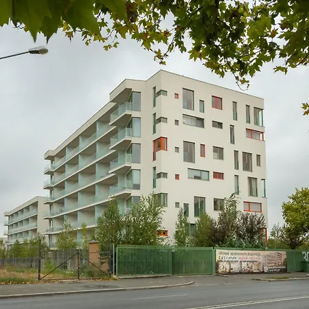 Roots One - Lakeview Escape With Balcony & Parking