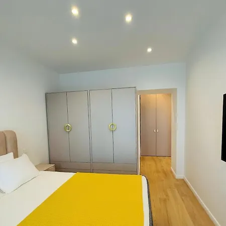 Roots One - Lakeview Escape With Balcony & Parking *