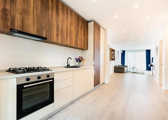 Roots One - Lakeview Escape With Balcony & Parking *