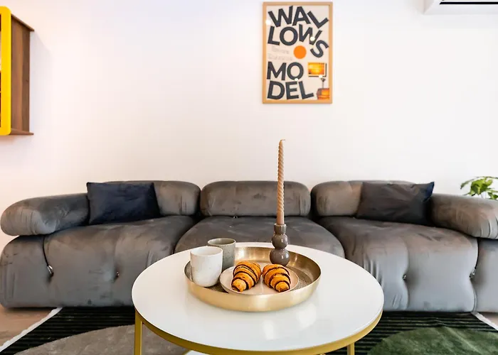 Roots One - Lakeview Escape With Balcony & Parking Lägenhet