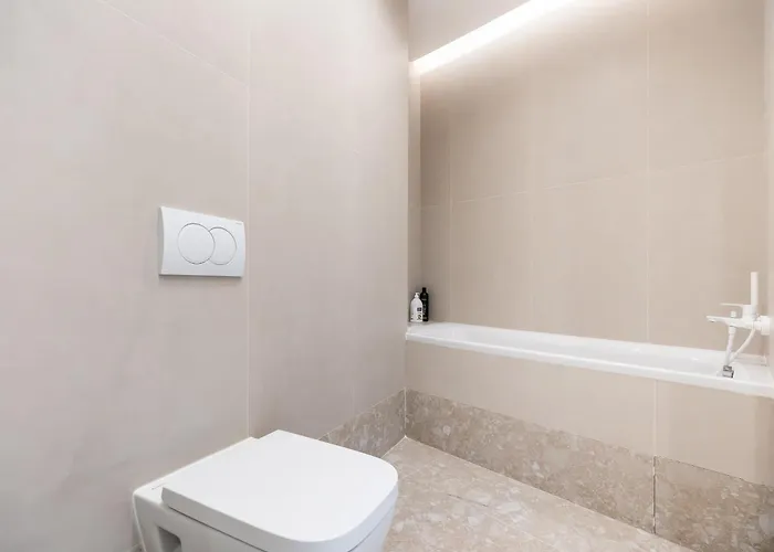 Roots One - Lakeview Escape With Balcony & Parking Apartmán