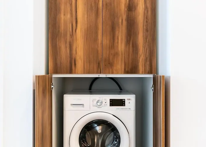 Roots One - Lakeview Escape With Balcony & Parking *