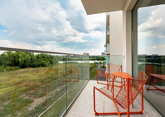 Roots One - Lakeview Escape With Balcony & Parking