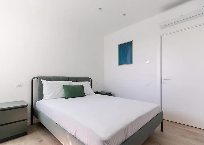 Roots One - Lakeview Escape With Balcony & Parking Bukurešť