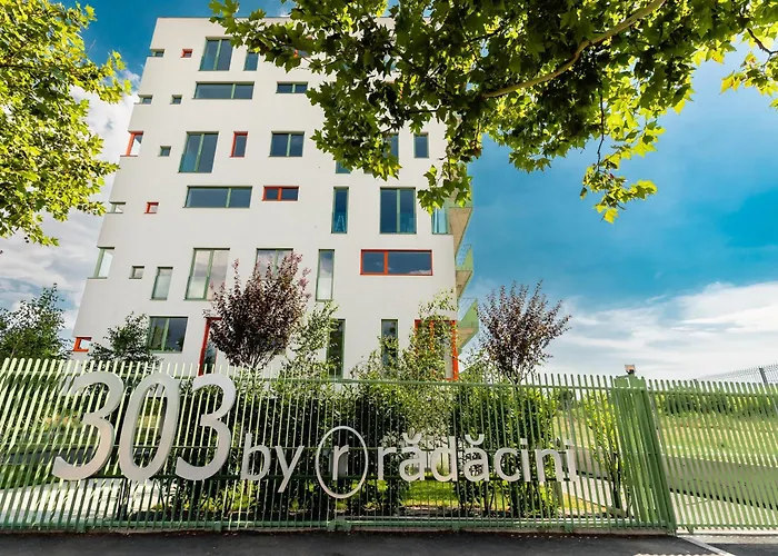 Roots One - Lakeview Escape With Balcony & Parking Apartman