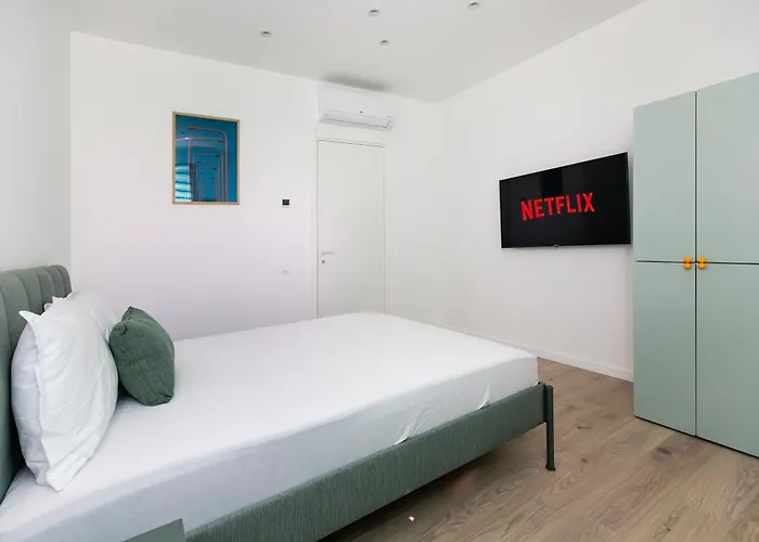 Apartman Roots One - Lakeview Escape With Balcony & Parking *