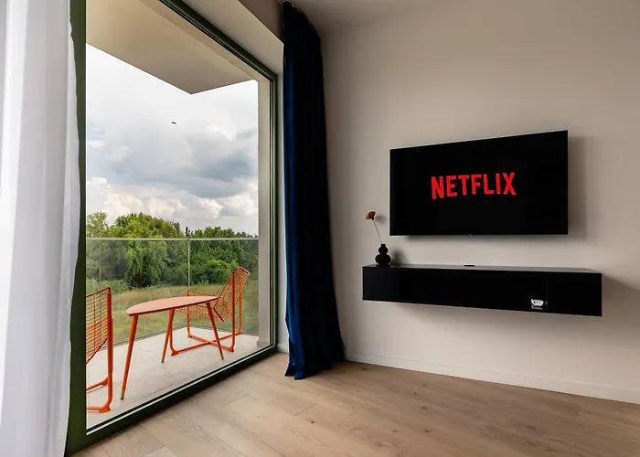 Roots One - Lakeview Escape With Balcony & Parking *