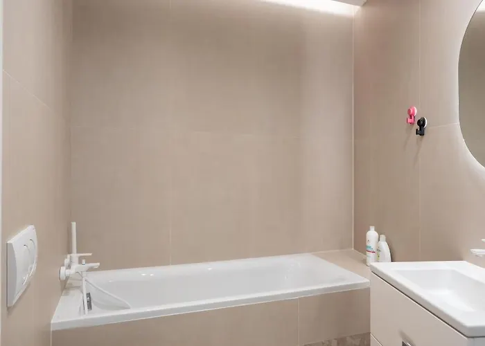 Roots One - Lakeview Escape With Balcony & Parking Apartmán *