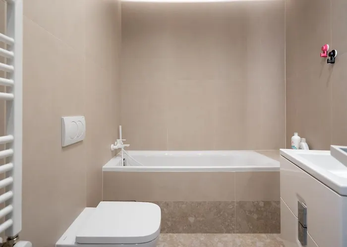 Roots One - Lakeview Escape With Balcony & Parking Apartman