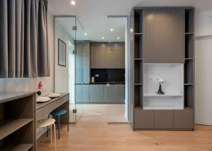 Roots One - Lakeview Escape With Balcony & Parking * Bukarest