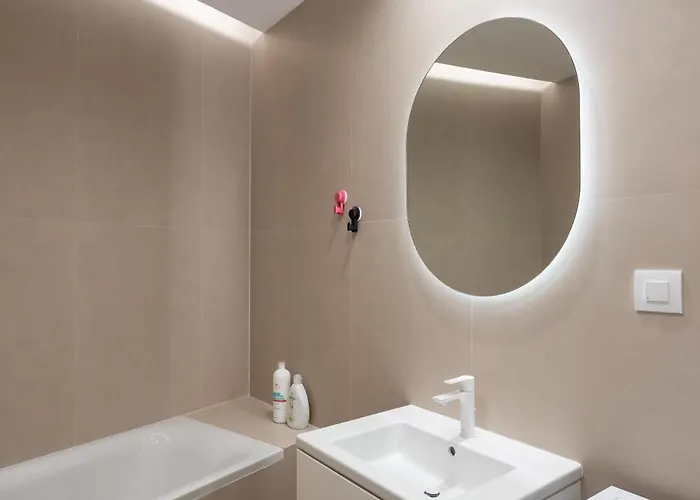 Roots One - Lakeview Escape With Balcony & Parking Apartmán