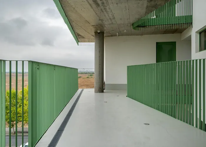 Roots One - Lakeview Escape With Balcony & Parking Lägenhet