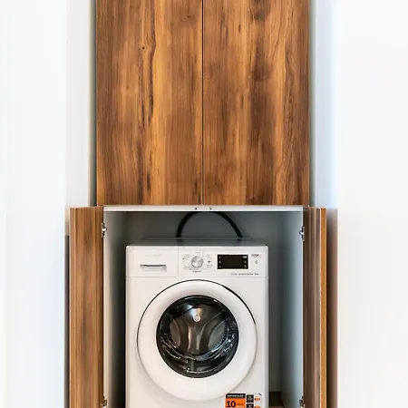 Roots One - Lakeview Escape With Balcony & Parking *