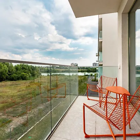 Roots One - Lakeview Escape With Balcony & Parking